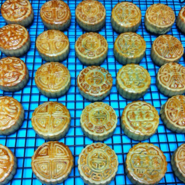 广式蛋黄莲蓉月饼