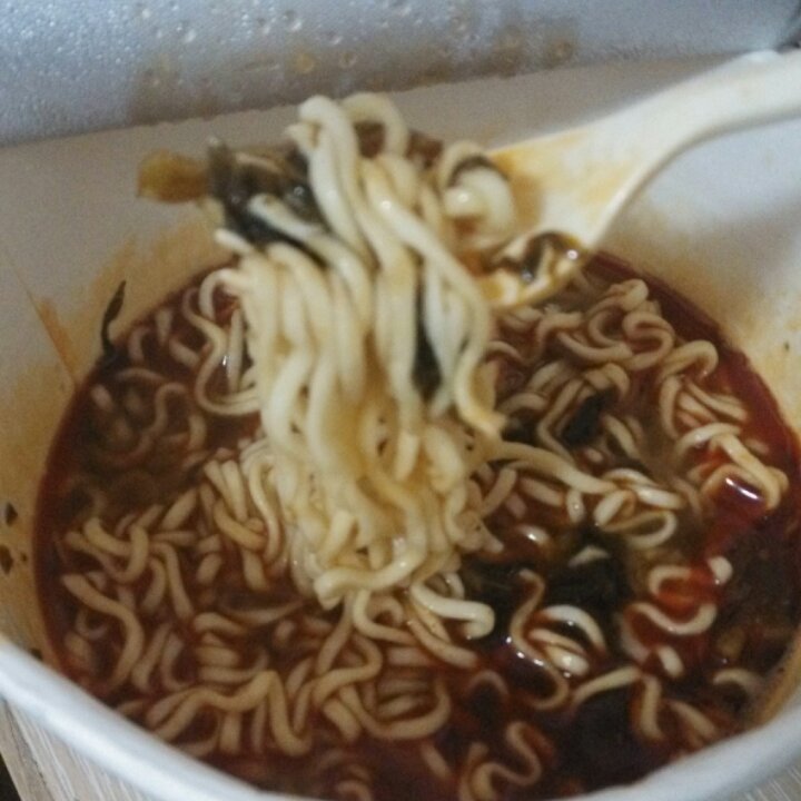 小妮子在厨房各种瞎折腾
