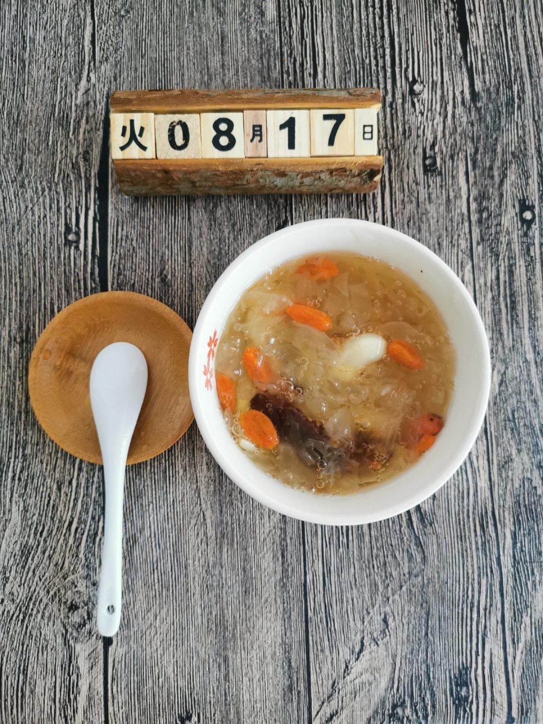 红枣银耳汤快手电饭煲版