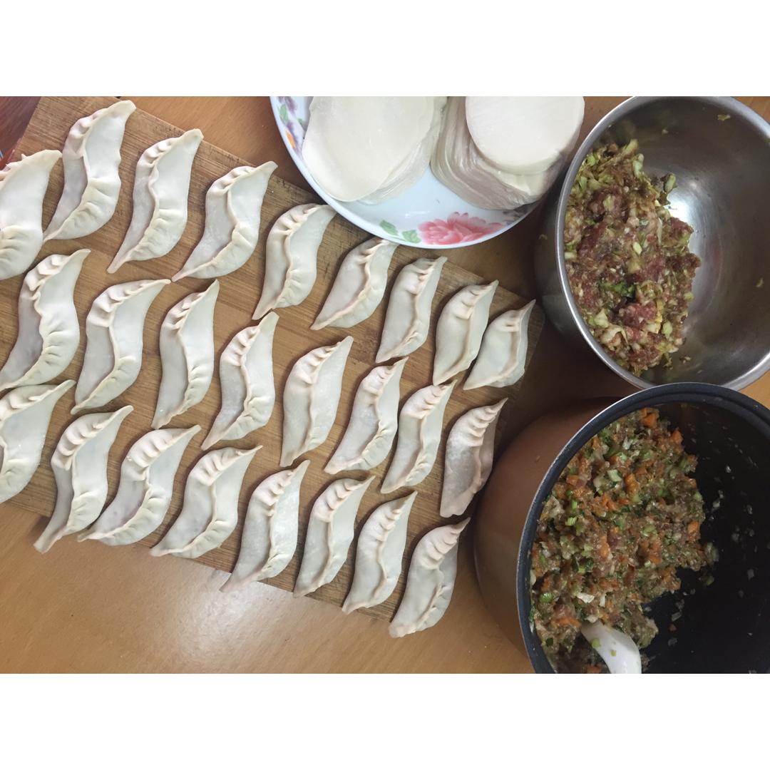 芹菜胡萝卜猪肉水饺