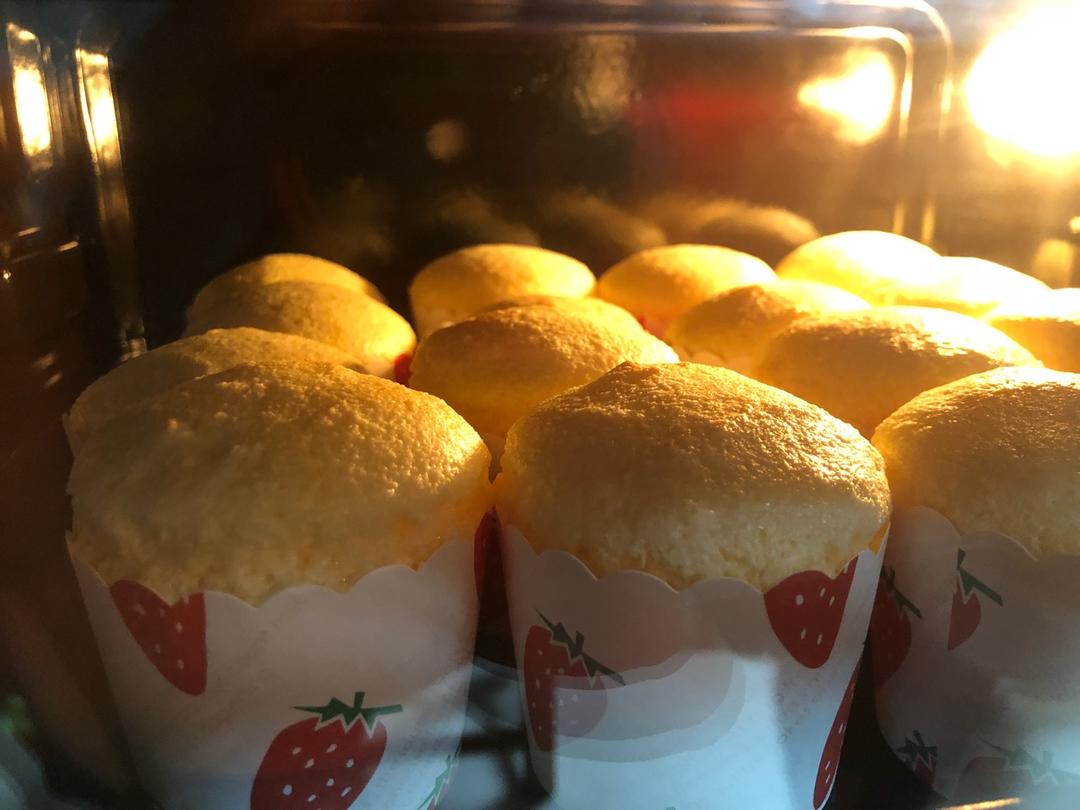 软绵绵戚风纸杯蛋糕