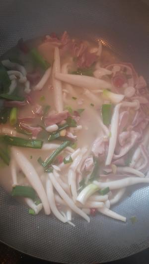 酸辣猪肚海鲜菇汤的做法 步骤6