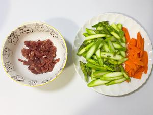 清爽美味，好吃不腻的芦笋炒肉片的做法 步骤4