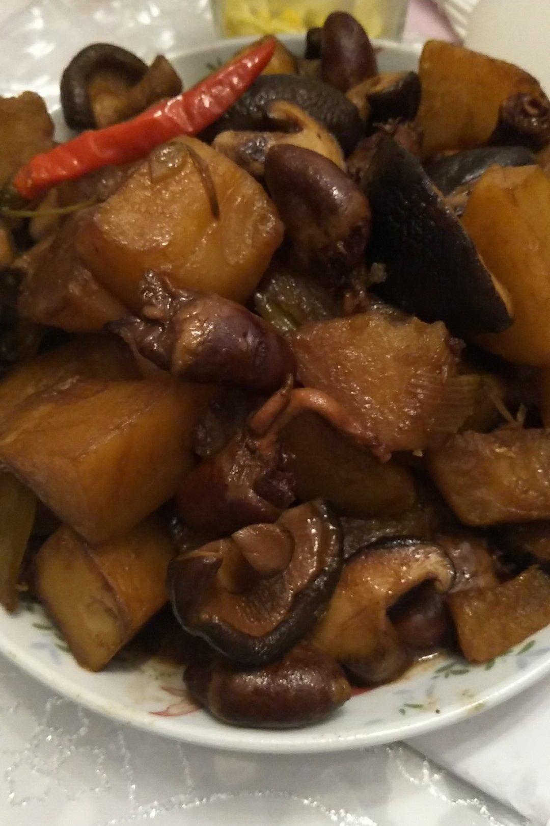 香菇土豆炖鸡肉