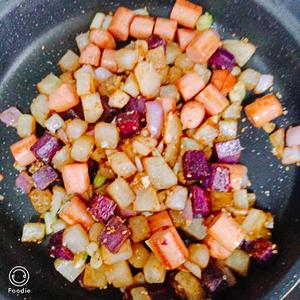 孜然土豆紫薯火腿肠的做法 步骤5