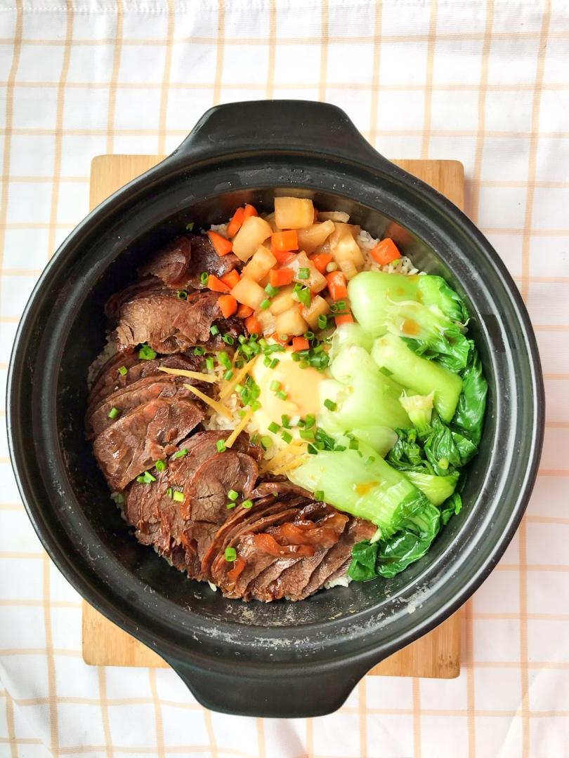 广式腊味煲仔饭
