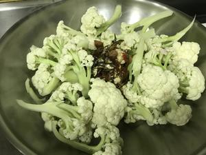 海鮮干貝醬炒白花椰菜的做法 步骤3