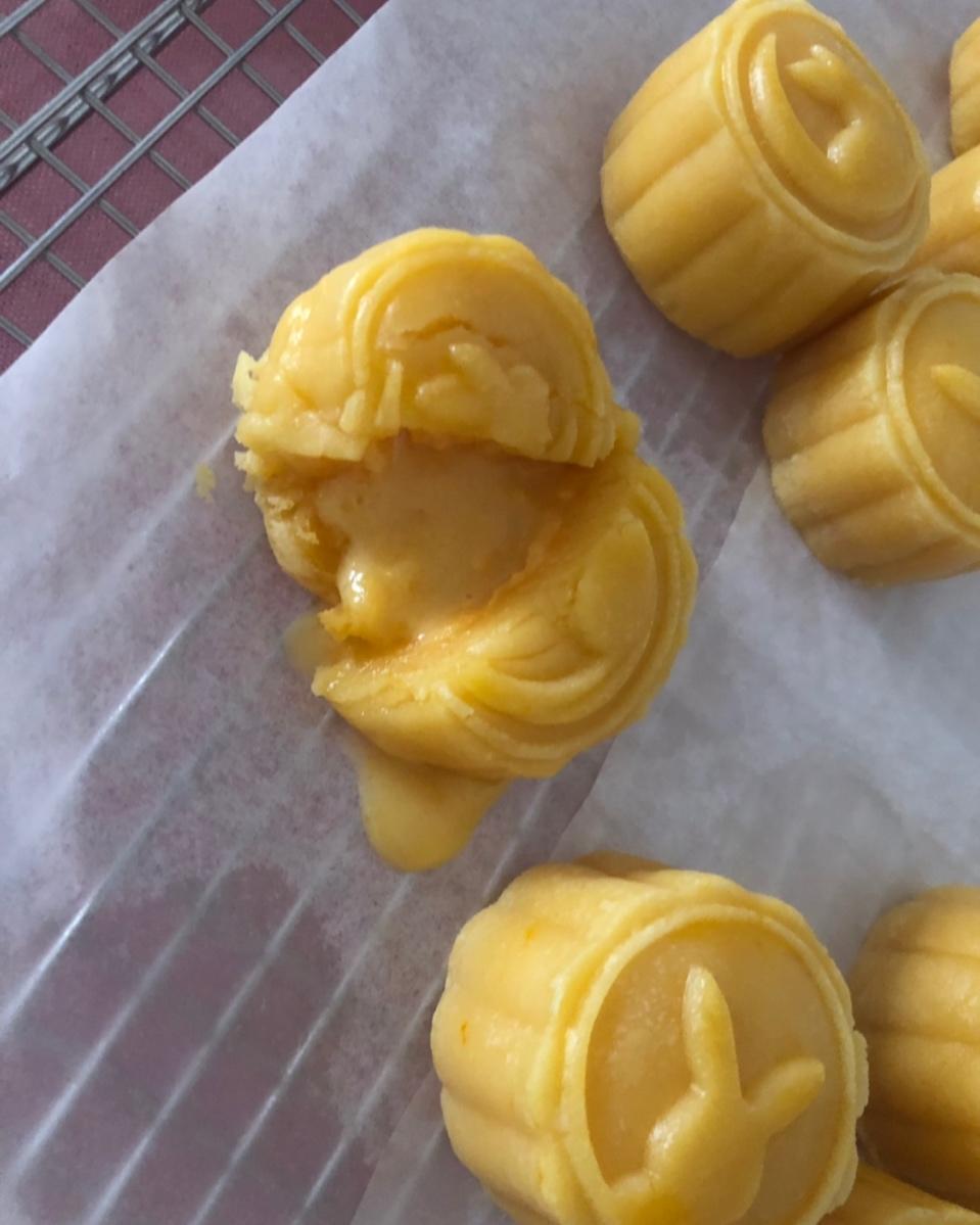 金沙奶黄流心月饼
