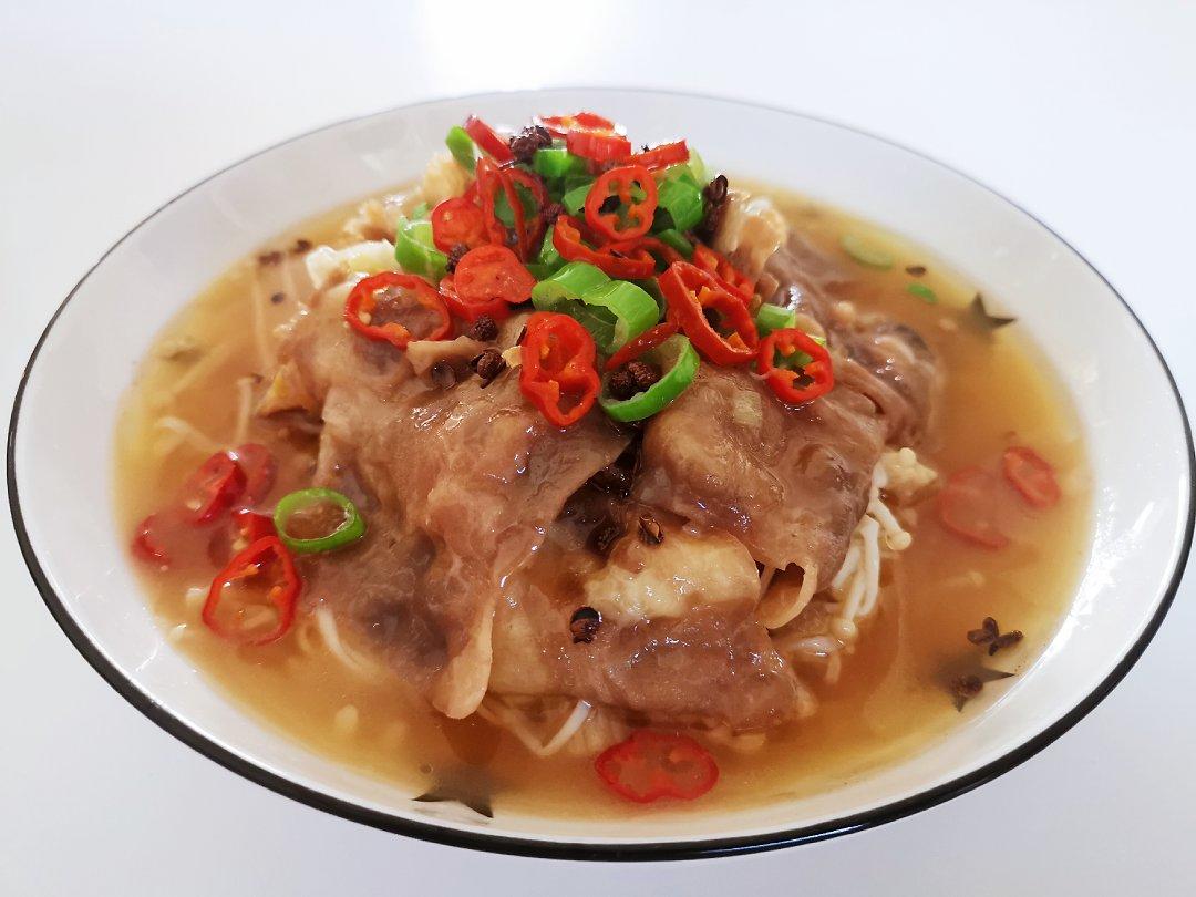 暖阳里的酸汤肥牛金针菇