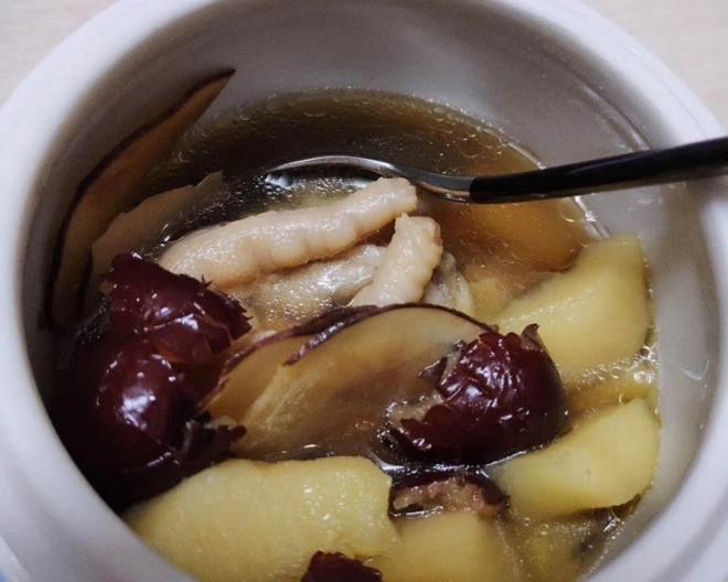 清凉养生汤～海底椰苹果炖鸡爪的做法