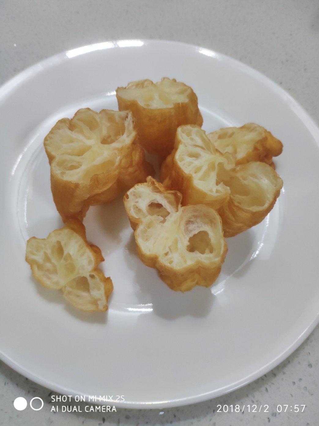 蓬松多孔炸油条的详细做法（普通面粉版） 配方很重要&和面手法也有讲究