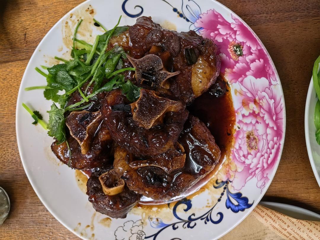 红烧牛尾骨