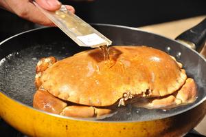 【变厨神】地道新加坡风味大餐 辣椒螃蟹的做法 步骤4