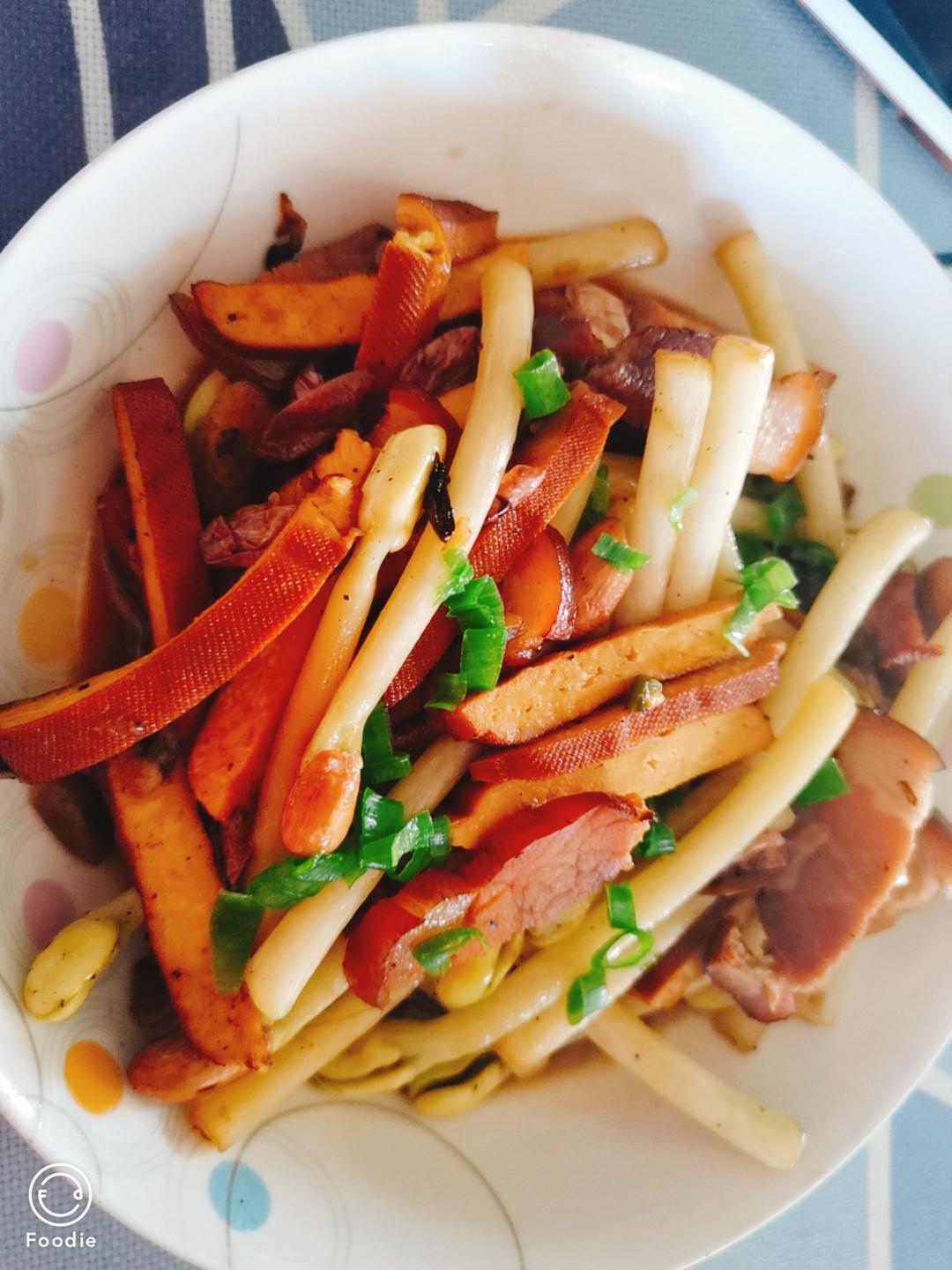 绿肥红瘦（腊肉炒花生芽），五分钟快手营养菜