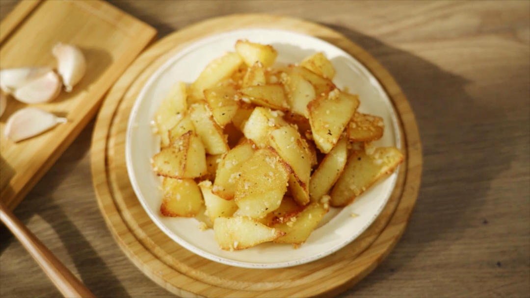 凉拌,炖煮,油炸等做法都发布过,但跟学率最高的还是最家常的"酸辣土豆