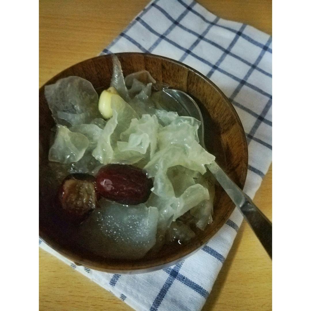 冰糖银耳红枣汤
