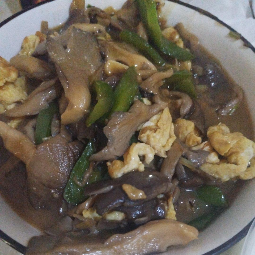 平菇青椒炒鸡蛋 好吃又营养的超快手家常菜