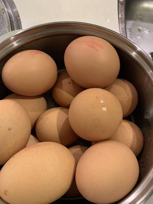 懒人快手美味鹵蛋吃不够，简单易学，让孩子爱上吃鸡蛋:）的做法 步骤1