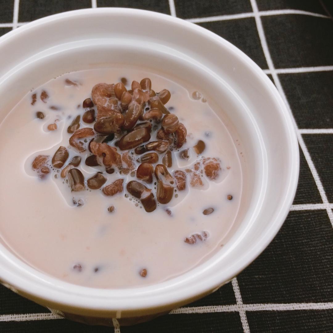 红枣红豆薏仁牛奶粥