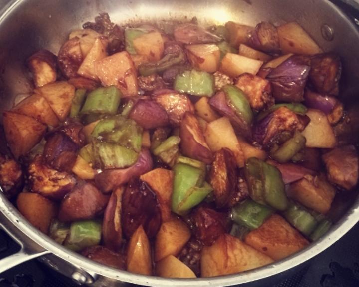 尖椒茄子炒土豆的做法