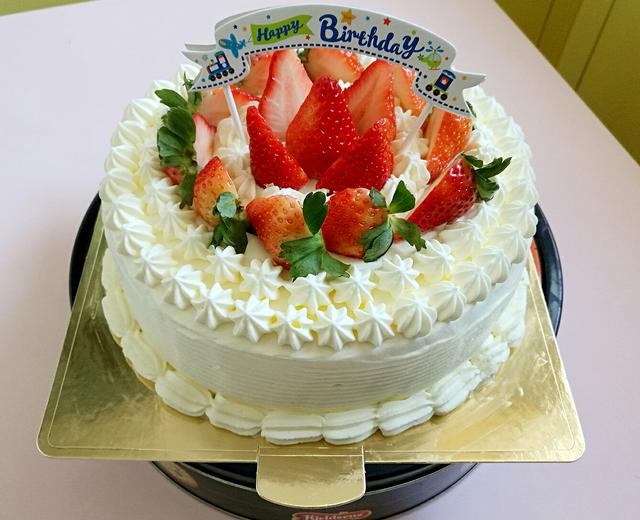 奶油草莓装饰蛋糕