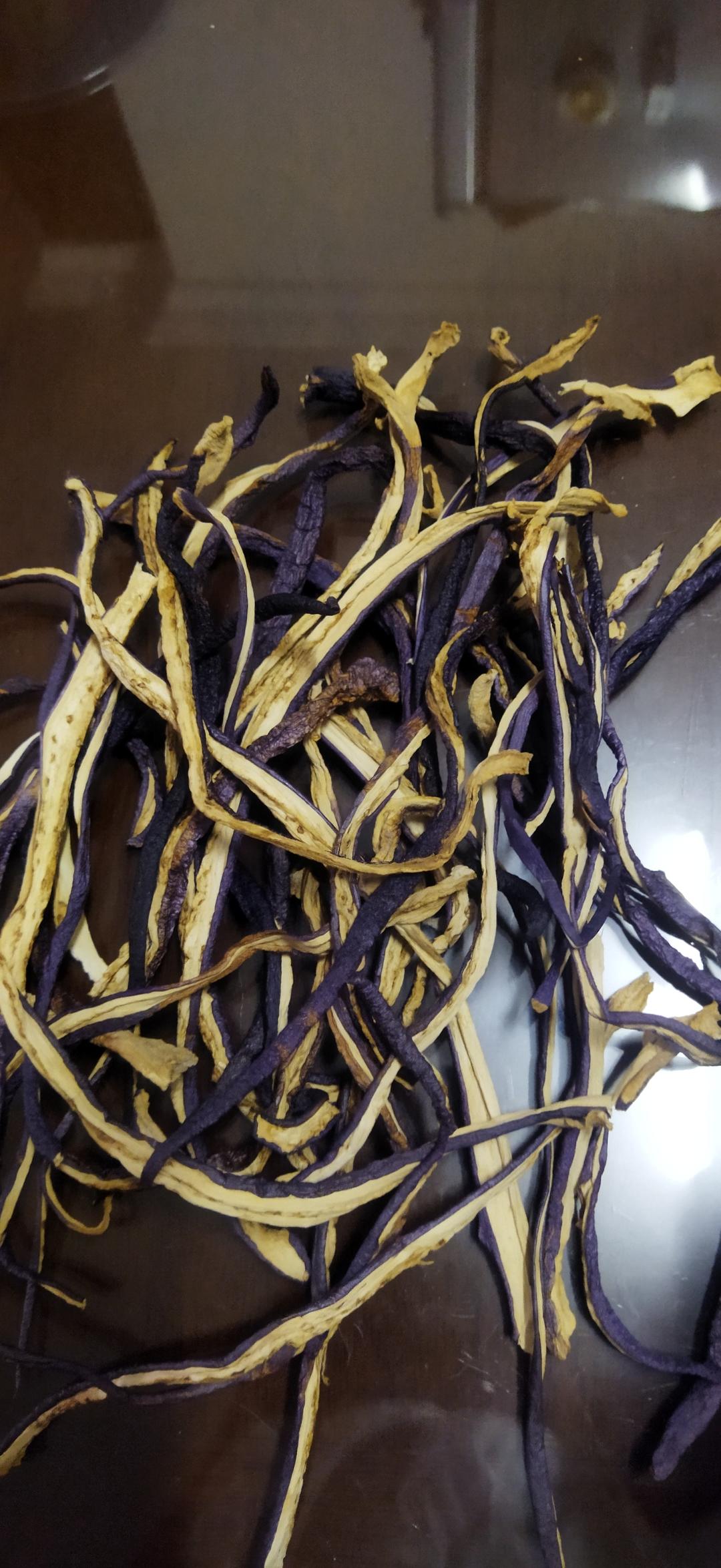 好美的🍆🍆，嫩嫩的不用去皮，1块多💴一斤，好便宜，买了十斤晒☀️个茄🍆子干，入秋🍁🍂后冬❄️日里，可以焖红烧肉