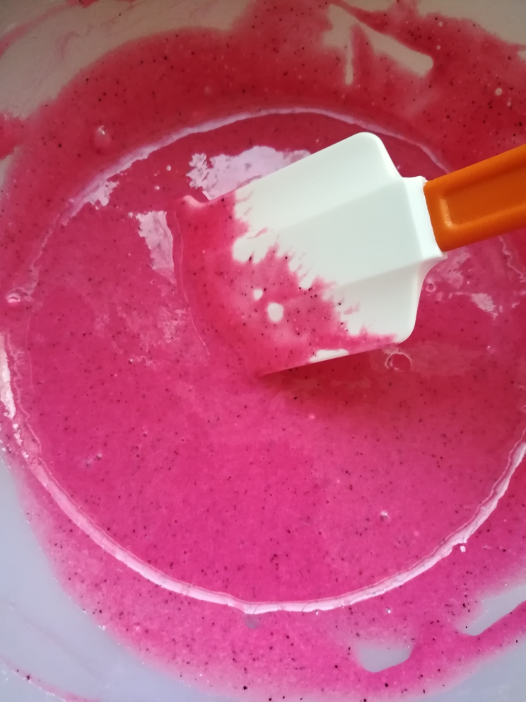 粉粉嫩嫩的火龙果蛋糕卷(无油版)的做法 步骤3