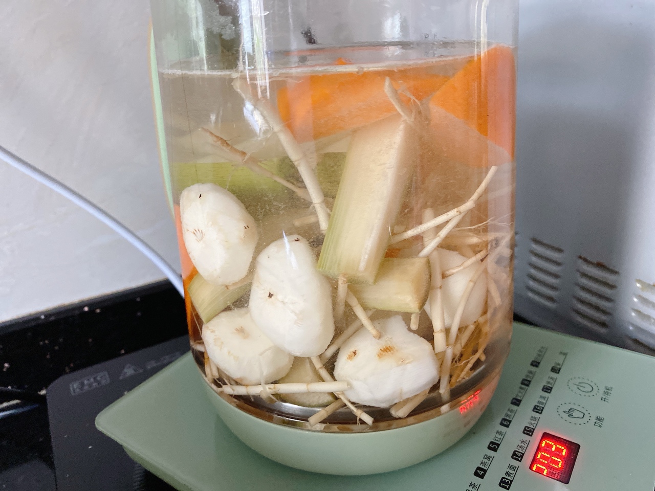 广式凉茶🍃清热下🔥茅根竹蔗水的做法 步骤3