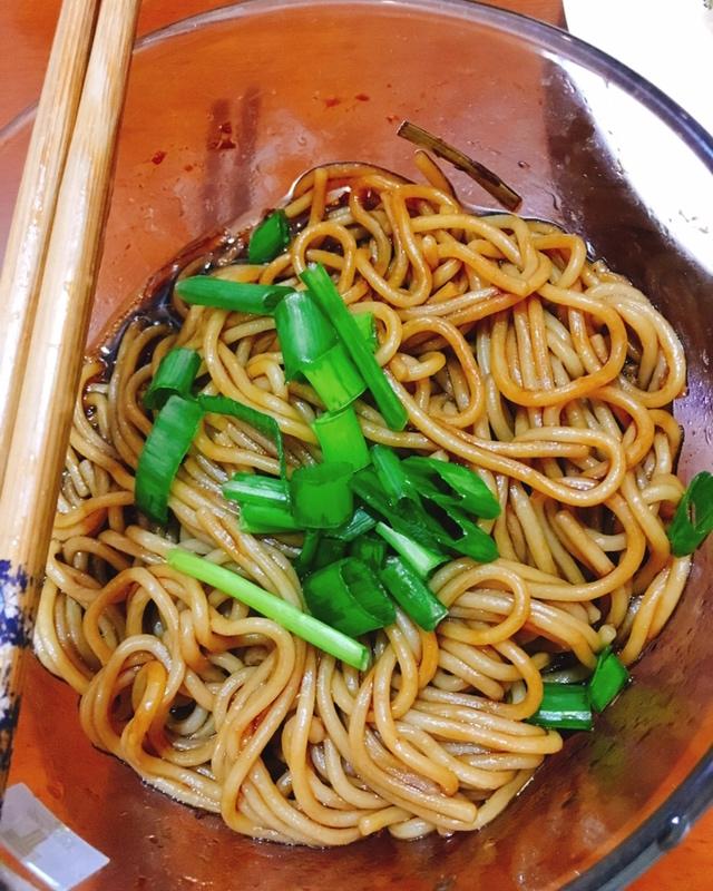 10分钟搞定的一碗葱油拌面