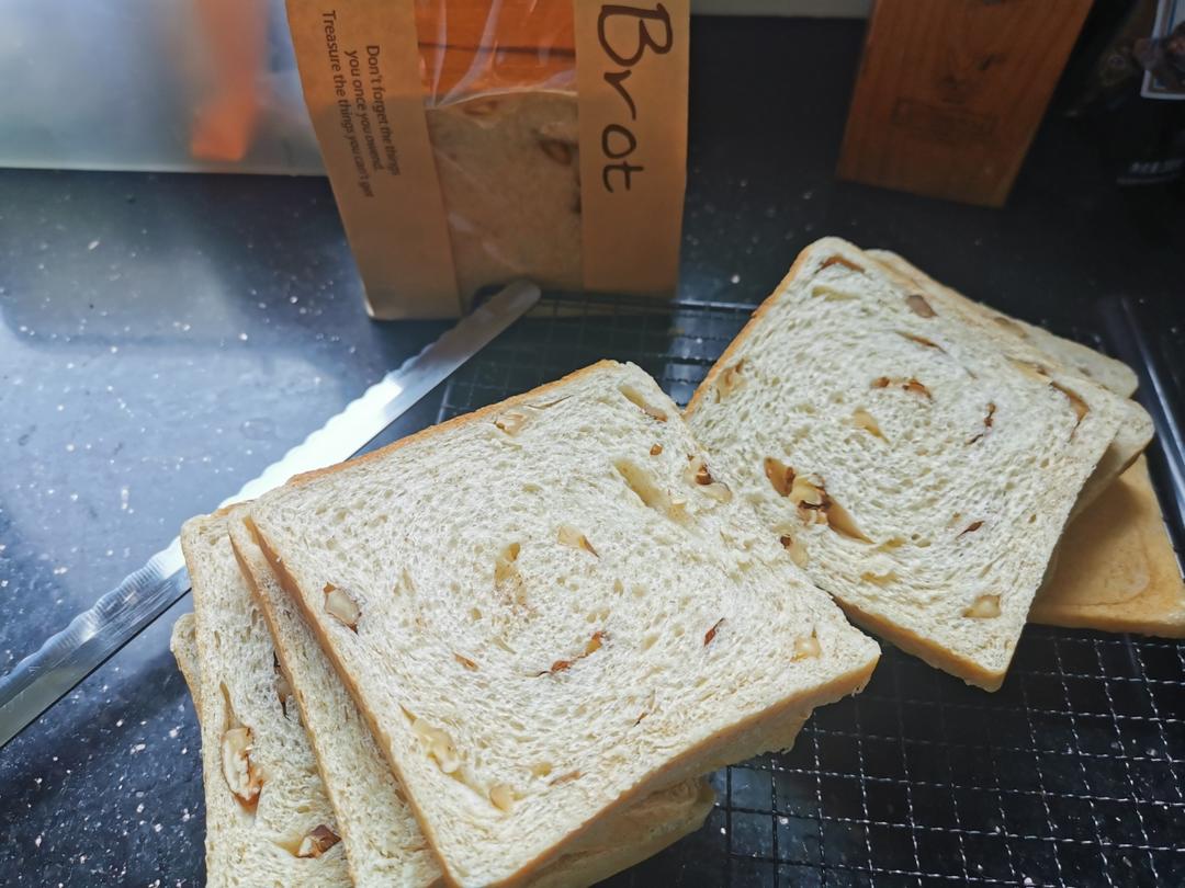 高纤低脂的全麦核桃吐司