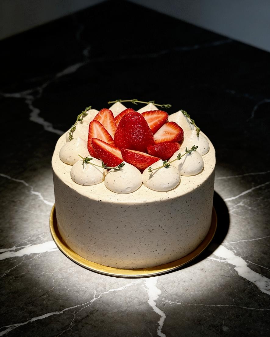 6 寸▪️伯爵红茶草莓蛋糕▪️伯爵红茶奶油▪️伯爵红茶奶冻▪️戚风蛋糕