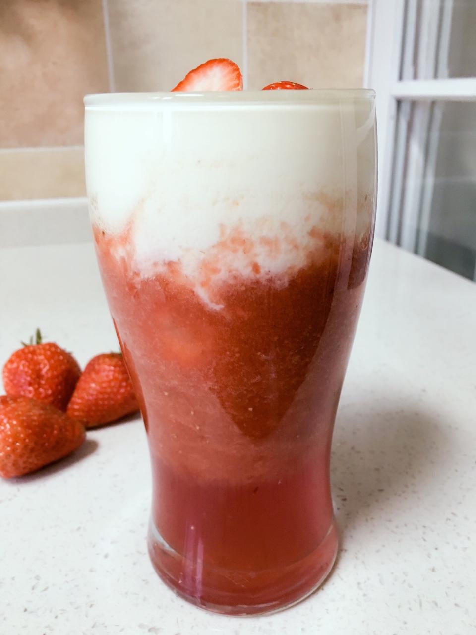 草莓芝士奶盖茶