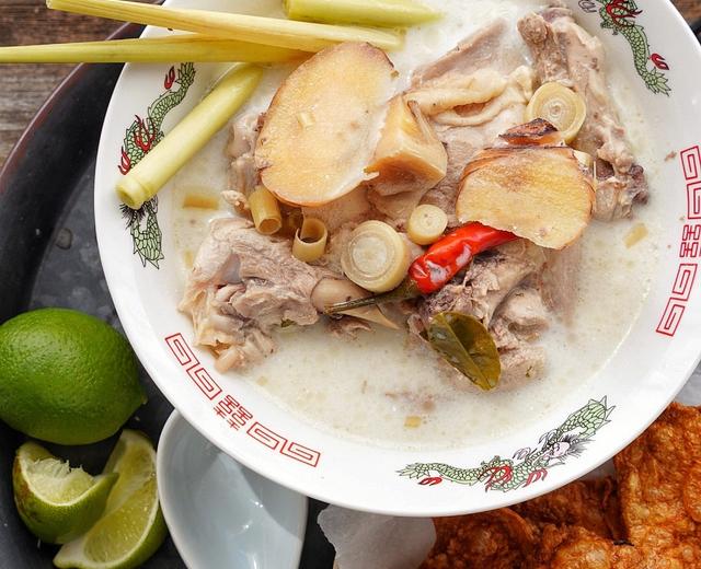 泰式椰汁鸡汤Tom Kha Gai ต้มข่าไก่的做法