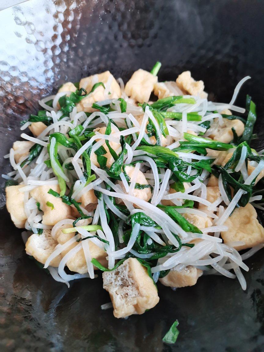 春天开始减脂咯~油豆腐韭菜绿豆芽