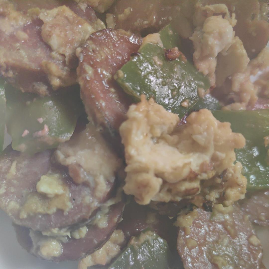 【红肠青椒炒蛋】解决冰箱剩菜，随手一炒竟然这么下饭～😆