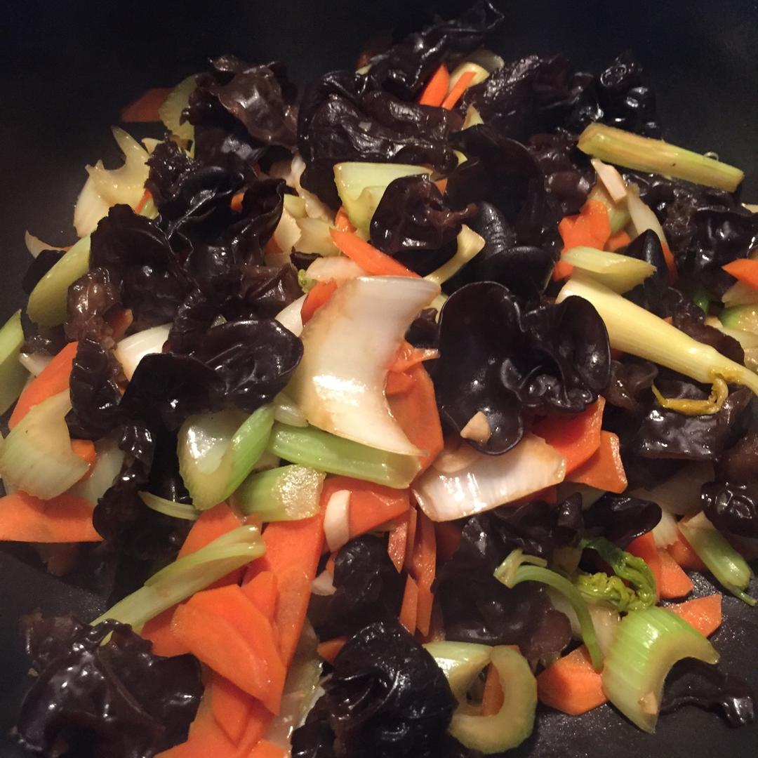 西芹胡萝卜炒黑木耳-清淡健康小炒