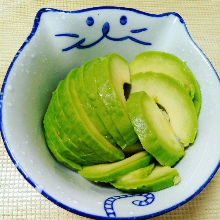 饿了，挖个牛油果吃