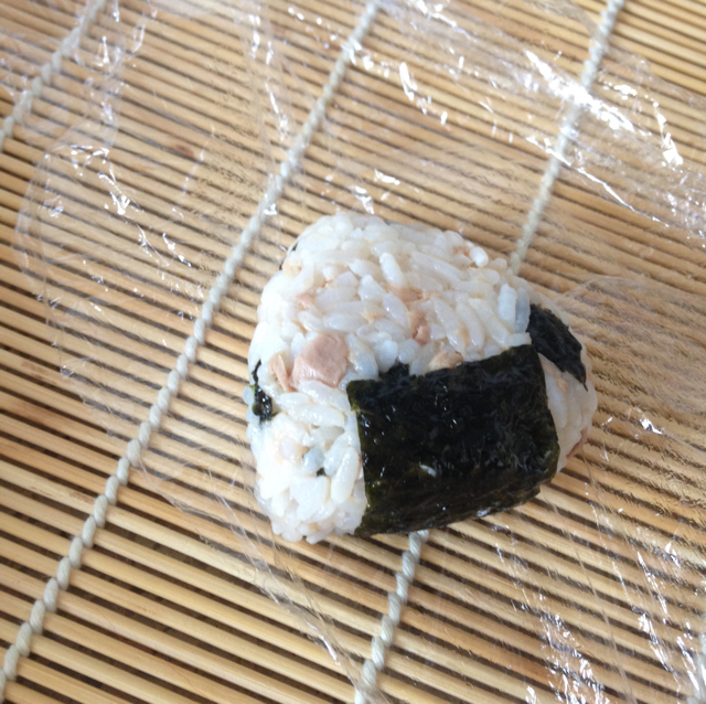 金枪鱼芝麻手捏饭团