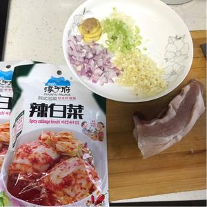 泡菜炒五花肉的做法 步骤1