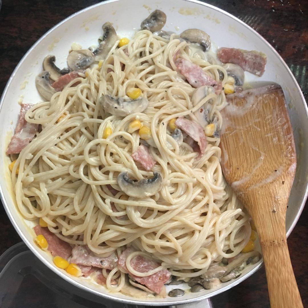 白蘑菇奶油培根意面