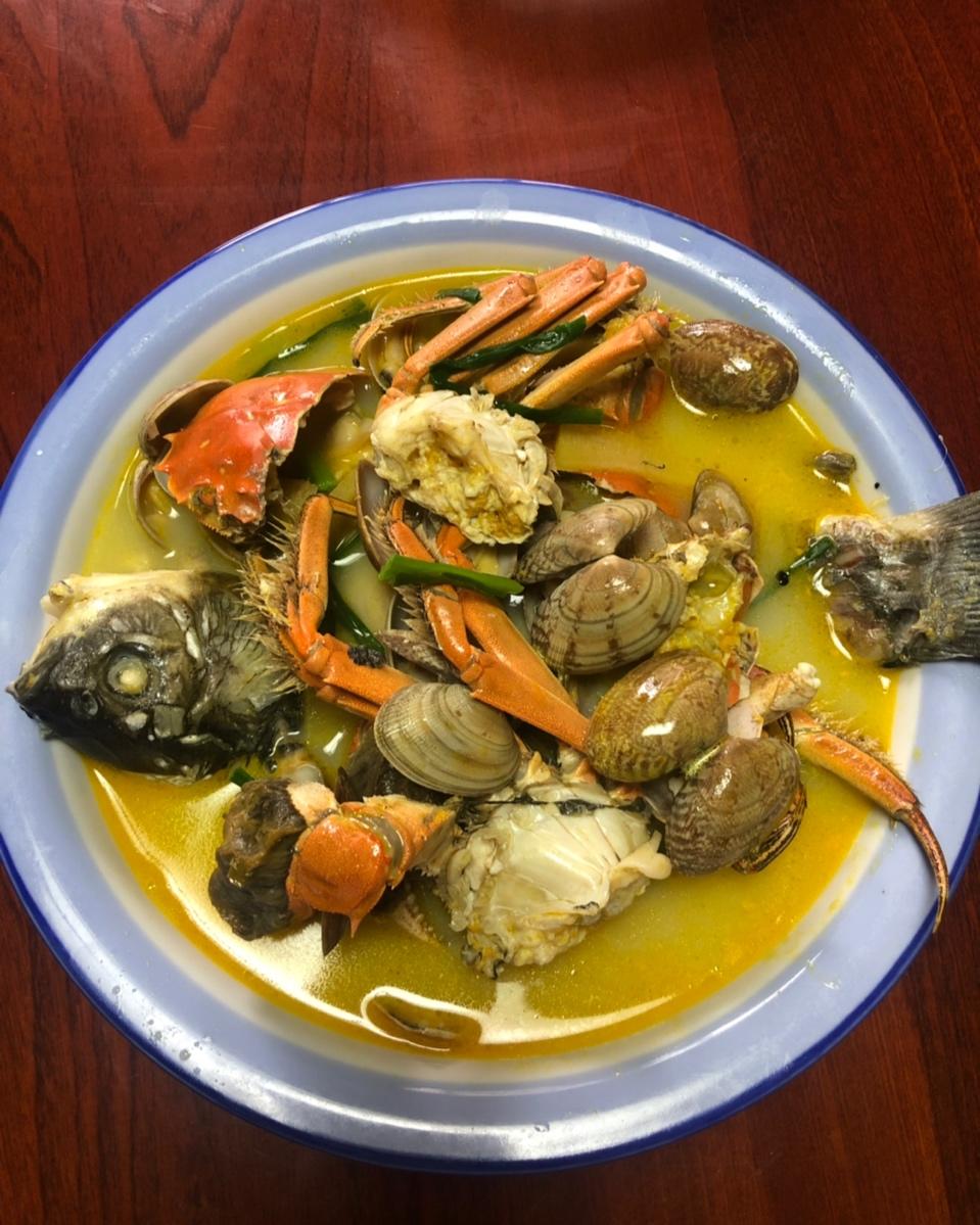 鲫鱼螃蟹文蛤河虾汤
