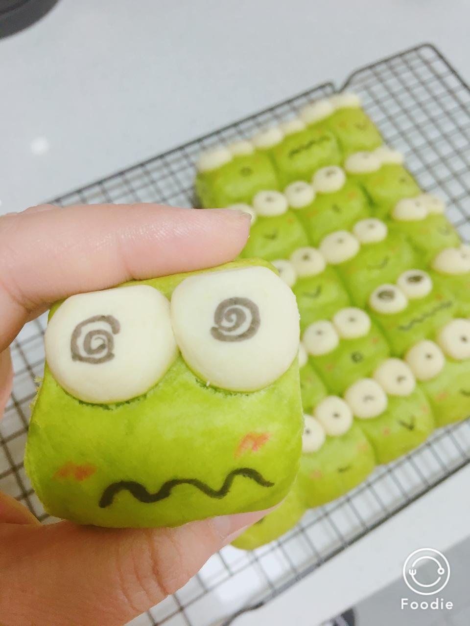 青蛙挤挤小面包