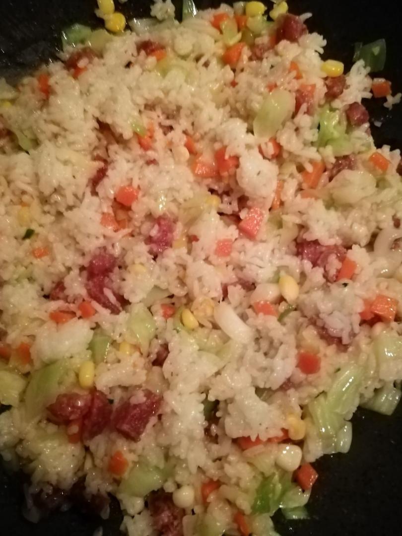 腊肠蔬菜炒饭