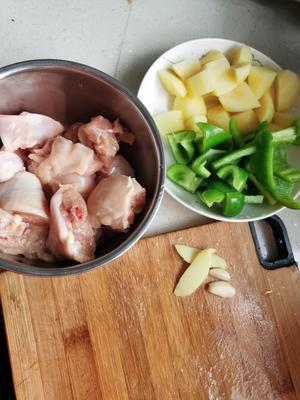 （简单粗暴）土豆炖鸡腿家常菜的做法 步骤1