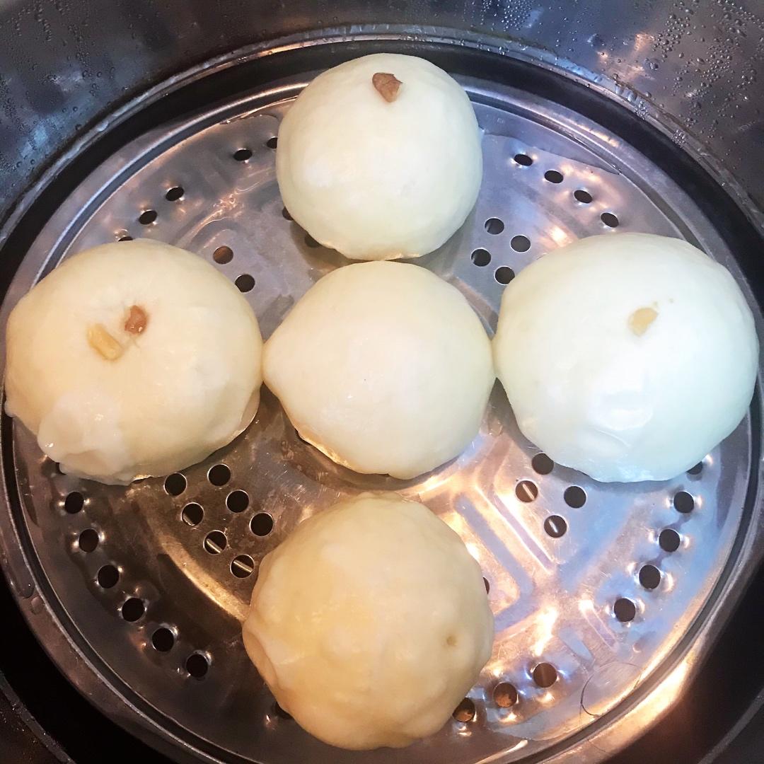 暄软可口的豆沙包