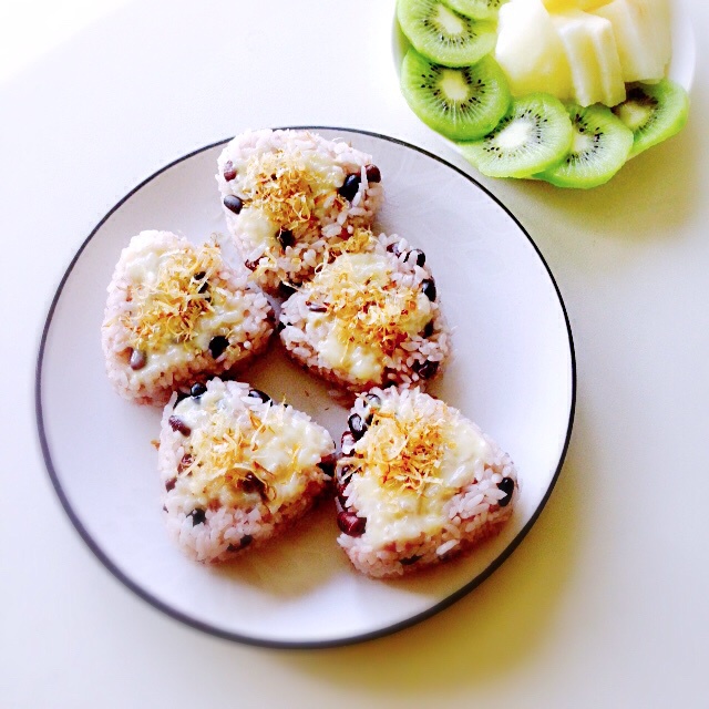 奶酪片烤饭团。