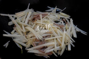 土豆肉丝炒韭菜的做法 步骤4