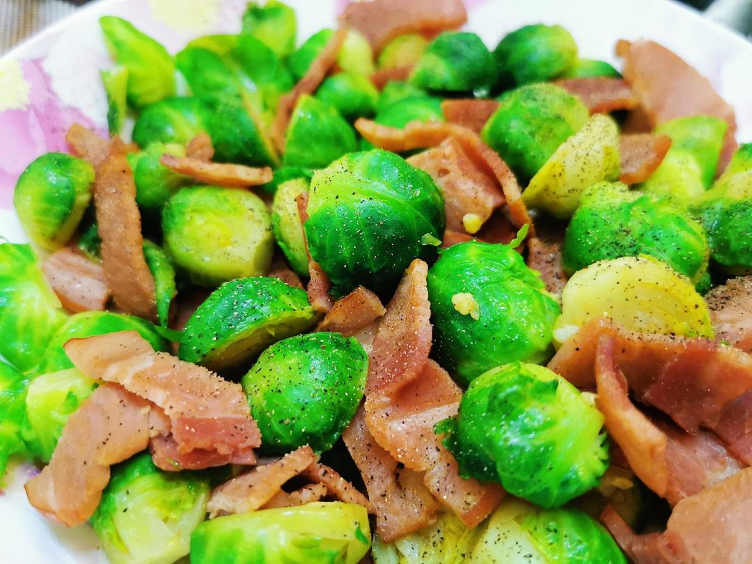 适合闺蜜聚会的小菜：黄油风味培根炒孢子甘蓝