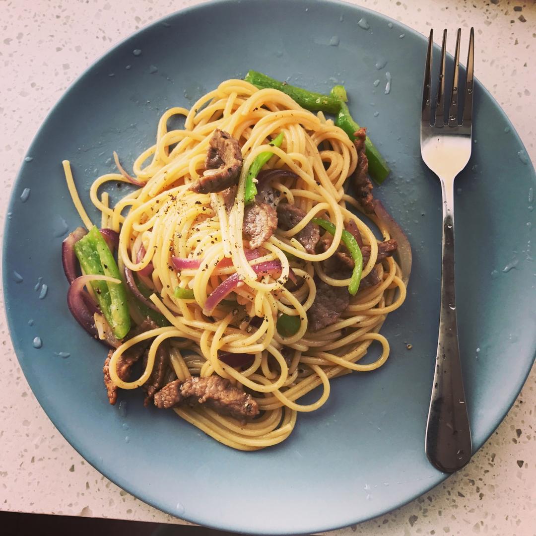 黑椒牛柳炒意面