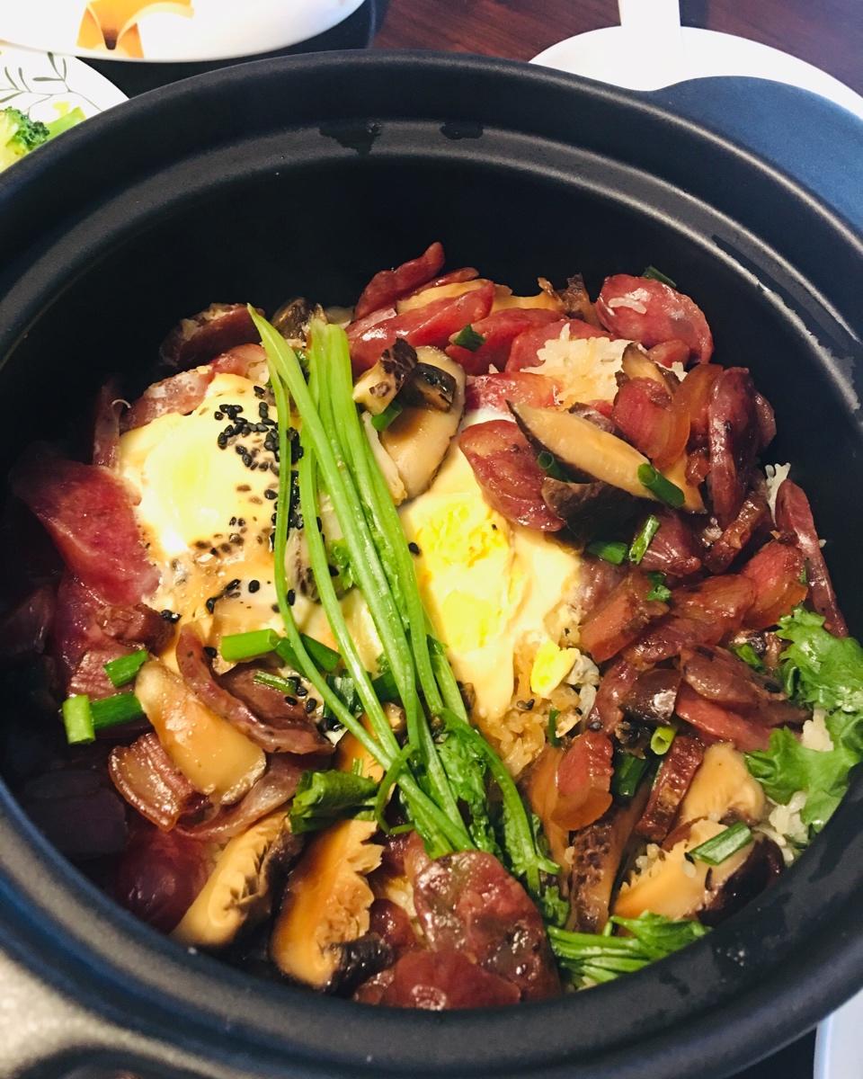 《广式腊肠砂锅煲仔饭》